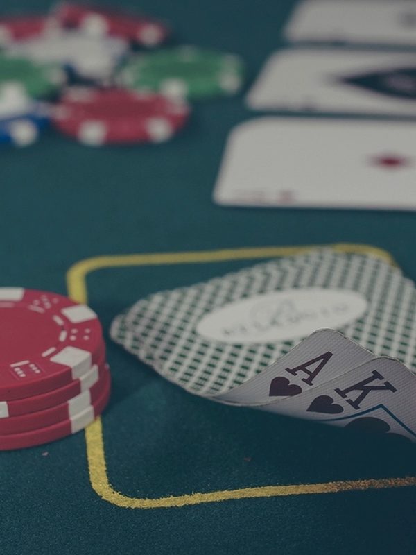 Live baccarat 55five dengan kartu dan chip di meja hijau